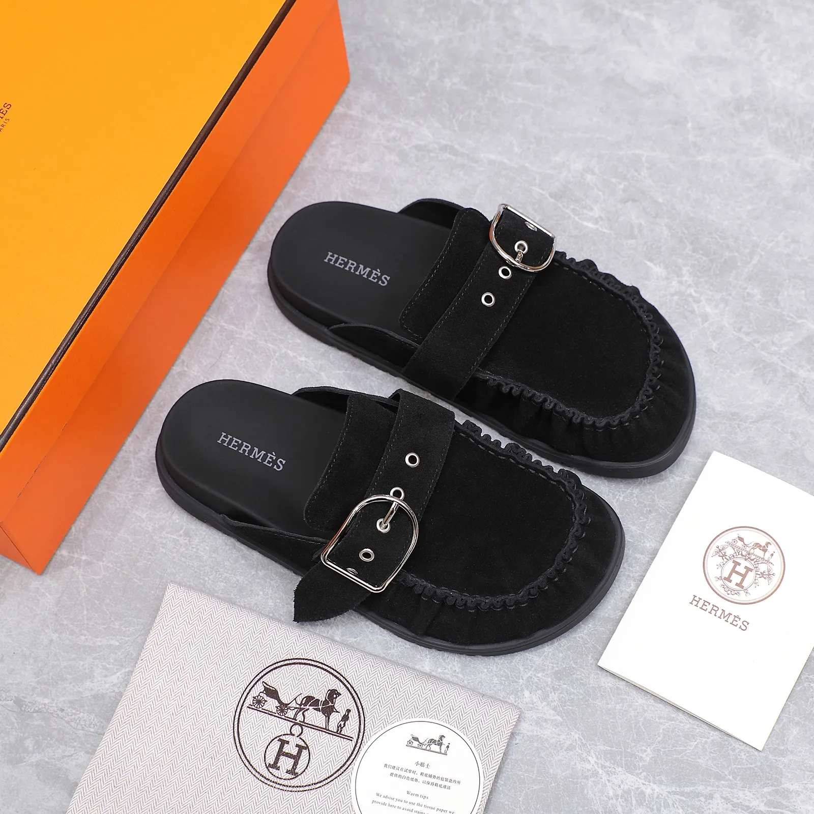👟👟Ex-factory price 520👟👟 Men's size +10 ⚡Couple model HERMES 25/Latest spring and summer cute Muller half-flop Birkenstock toe slippers Summer really needs versatile slippers, they look good no matter how you match them, they have a casual and high-end feel. The comfort level is also great, and it is very trendy when paired with a variety of colorful socks ✔️Fabric: imported suede ✔️Inner lining: Sheepskin lining ✔️Outsole: Tpu non-slip and wear-resistant outsole ✔️Size: #35-45 (40 for women and 45 for men, no return or exchange)